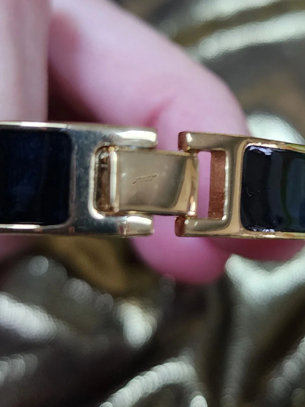 Kate‎ Spade Black Enamel and Gold-Tone Spade Bangle Bracelet. - Picture 6 of 8